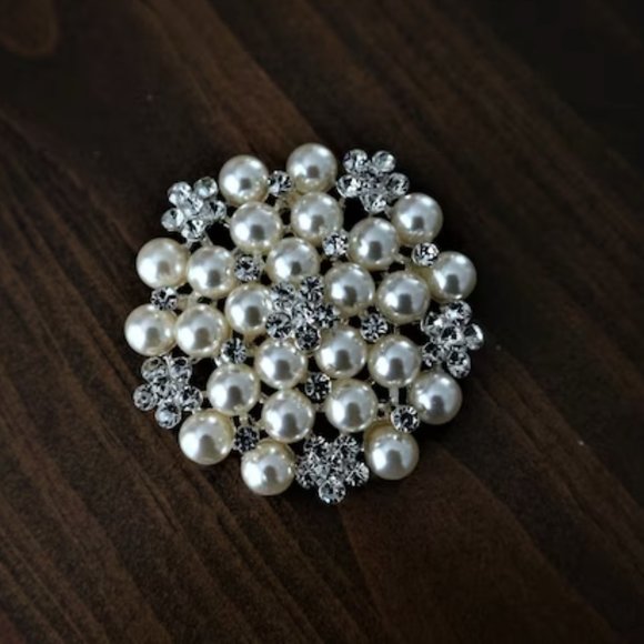 Faux fur bridal wrap and brooch - Picture 2 of 3